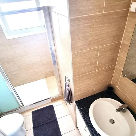 Dream Escape 1 - 6 Min Walk To Kastella Beach! 公寓